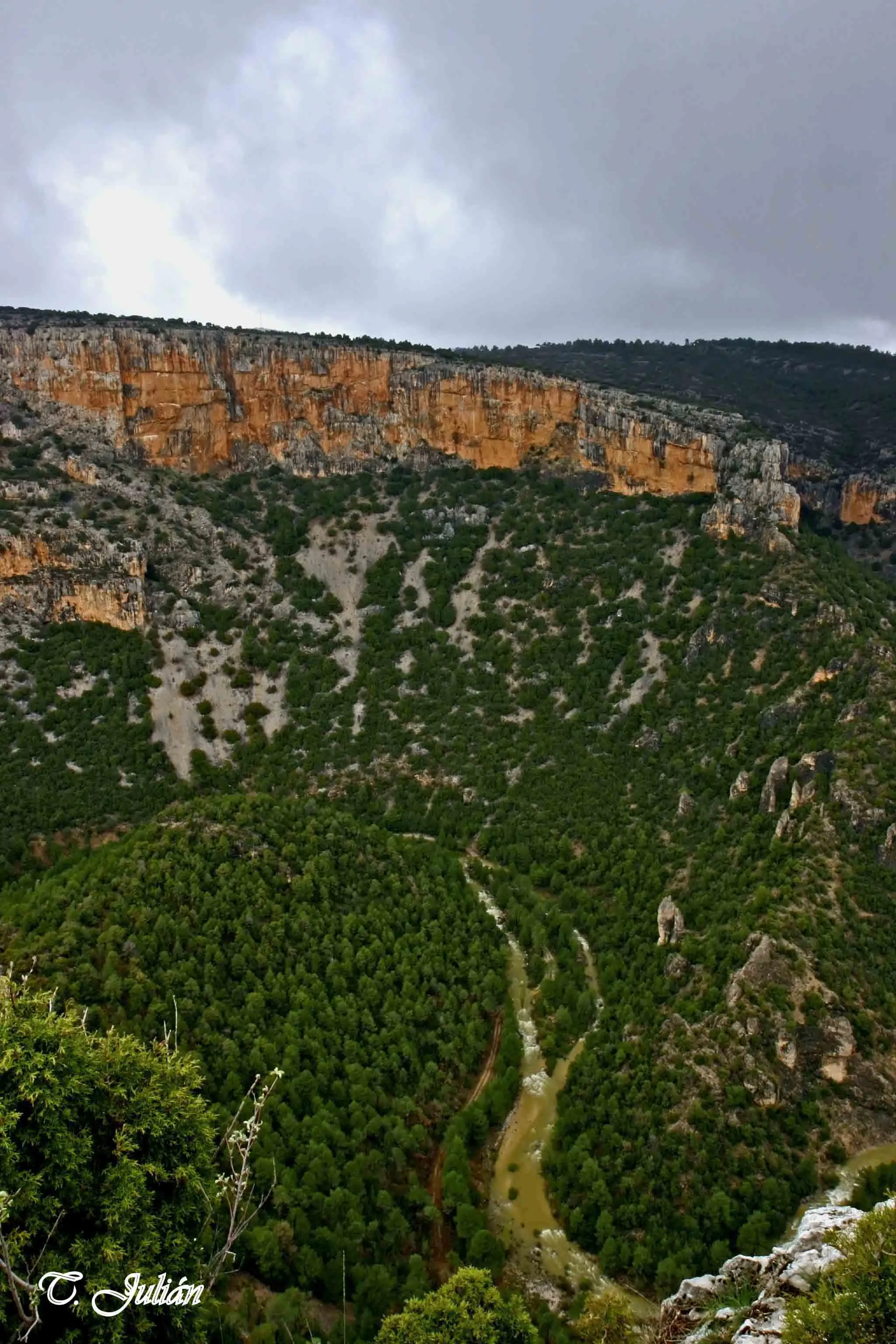 La Roca Roja con la rambla llevando agua